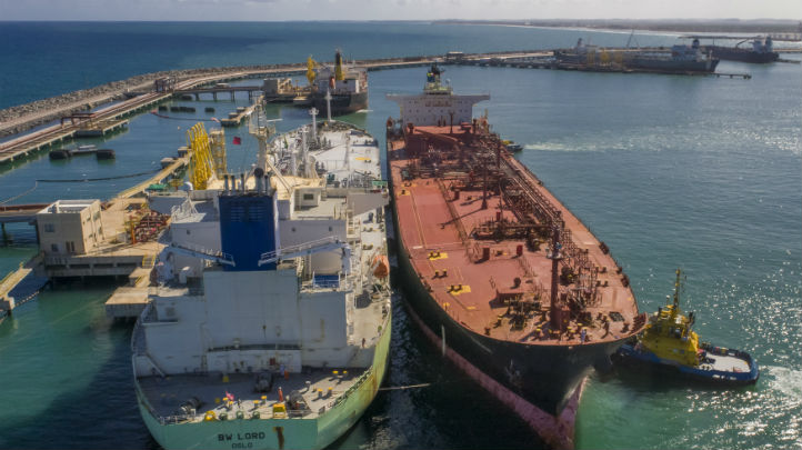 No procedimento, o navio-mãe opera simultaneamente com um outro navio a contrabordo (Foto: Rafa Medeiros/Suape) Suape Dezembro 2017 site