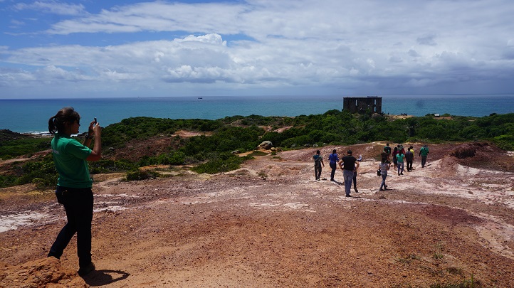Colaboradores registram passeio durante trilha ecológica (Foto:Jéssica Lima/Suape) DSC09451