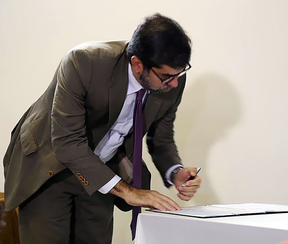 Marcos assinando protocolo