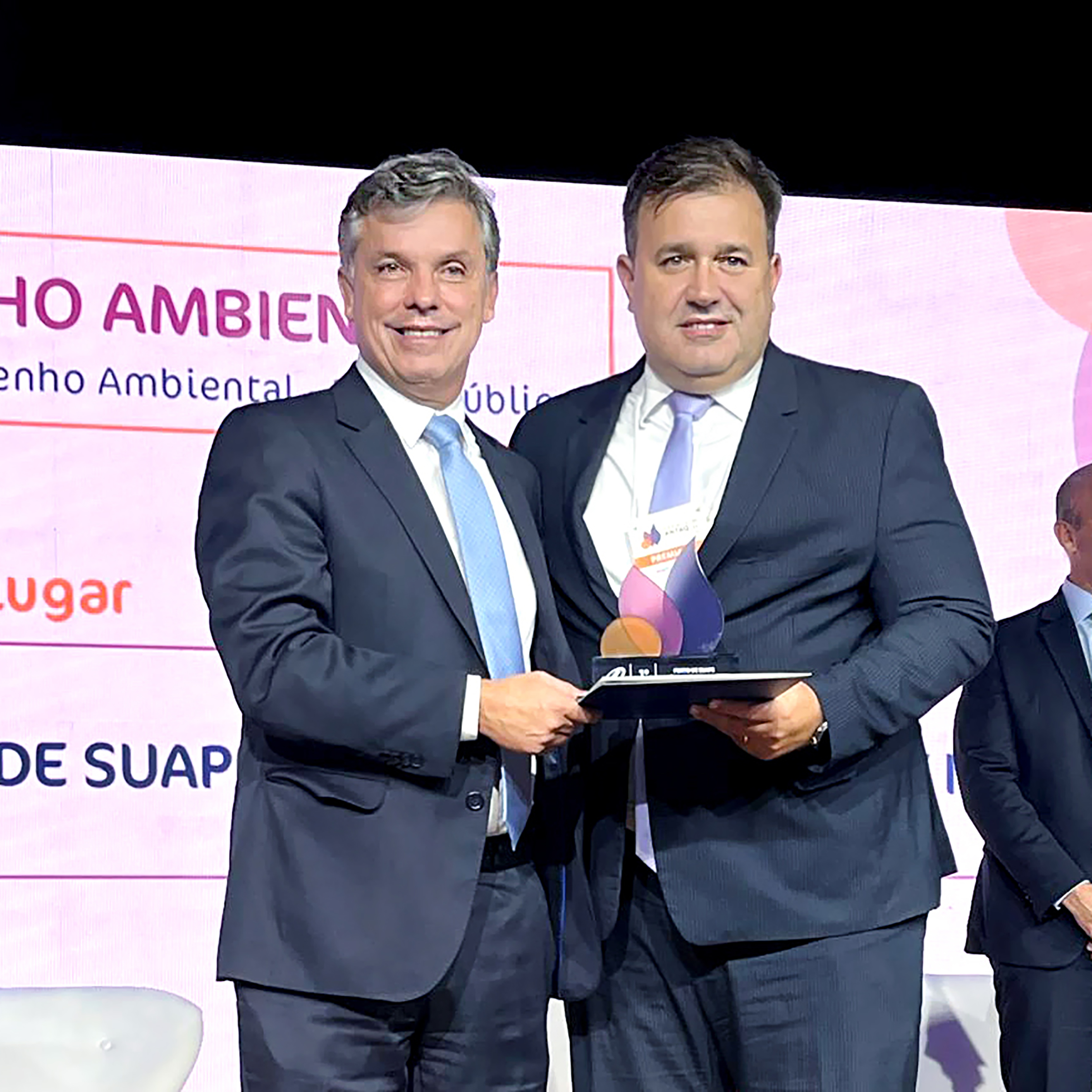 PRÊMIO ANTAQ EDUARDO NERY ENTREG APREMIO A MARCIO GUIOT
