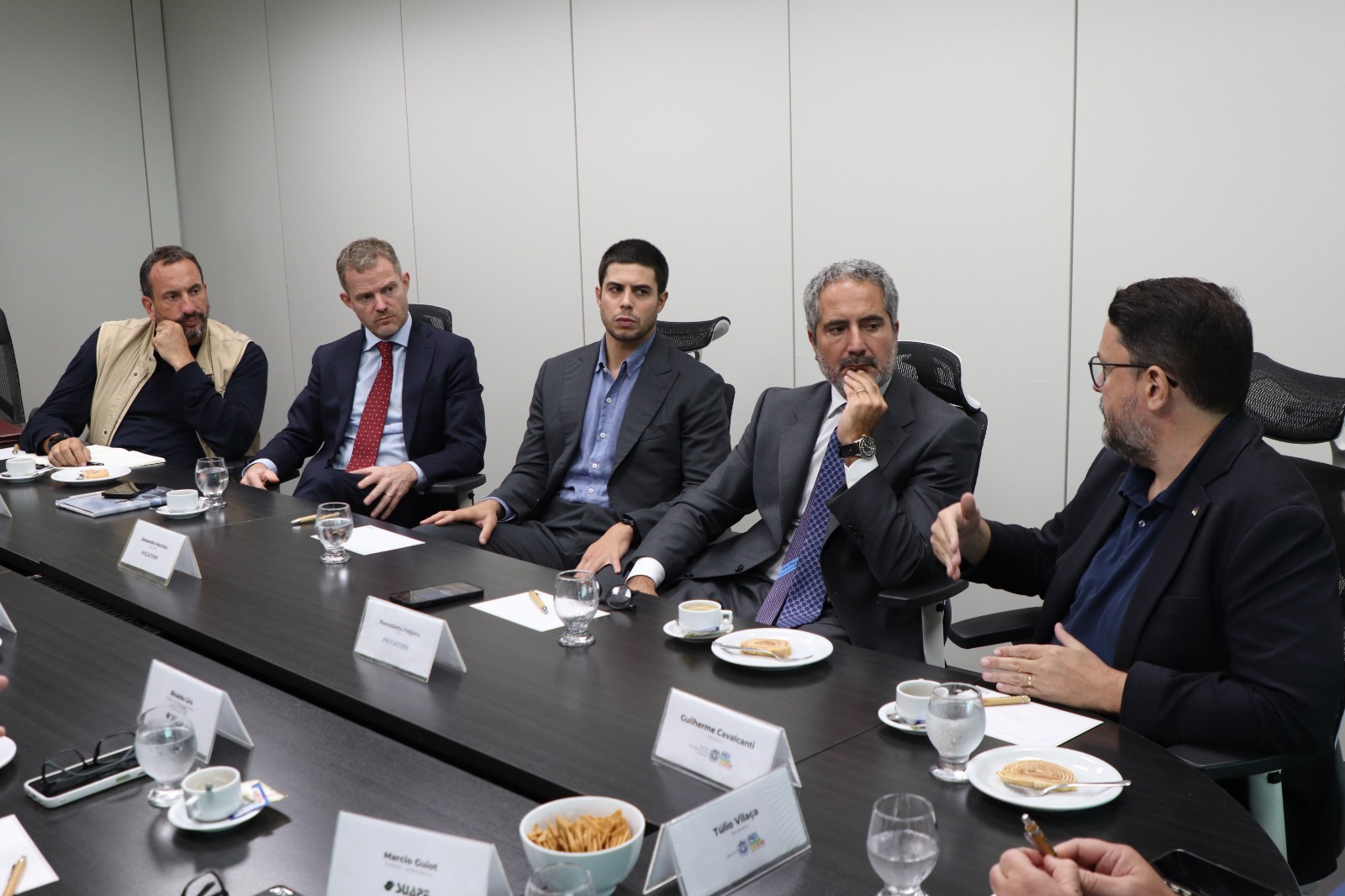 CEO e diretor geral do grupo Fincantieri Pierroberto Folgiero ao lado do SecretáriodeDesenvolvimentoEconomicodePE GuilhermeCavalcanti