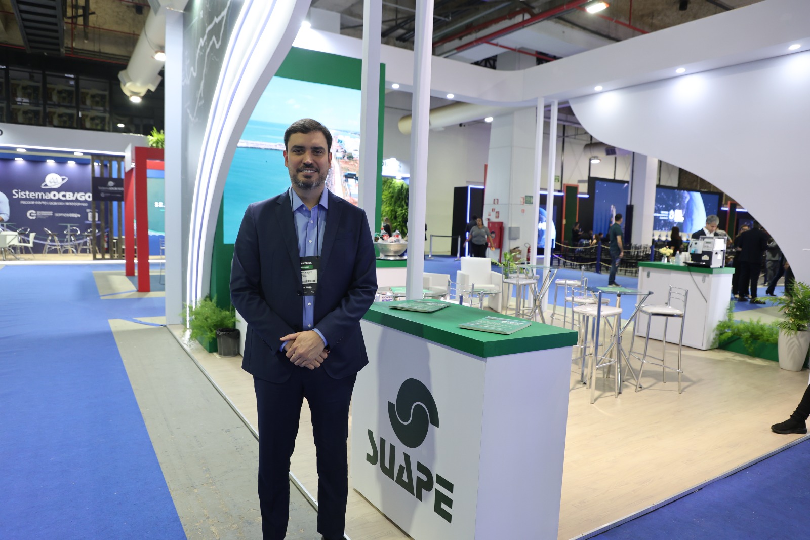 ArmandoMonteiroBisneto no estande deSuape antesdoiniciodafeira