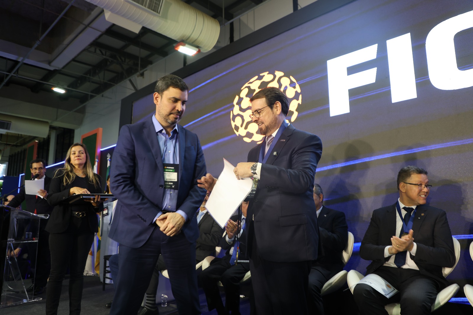 ArmandoMonteiroBisneto recebe a comenda Ficomex